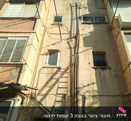 סולם וצינורות על קיר בניין, עבודה בתחום האינסטלציה